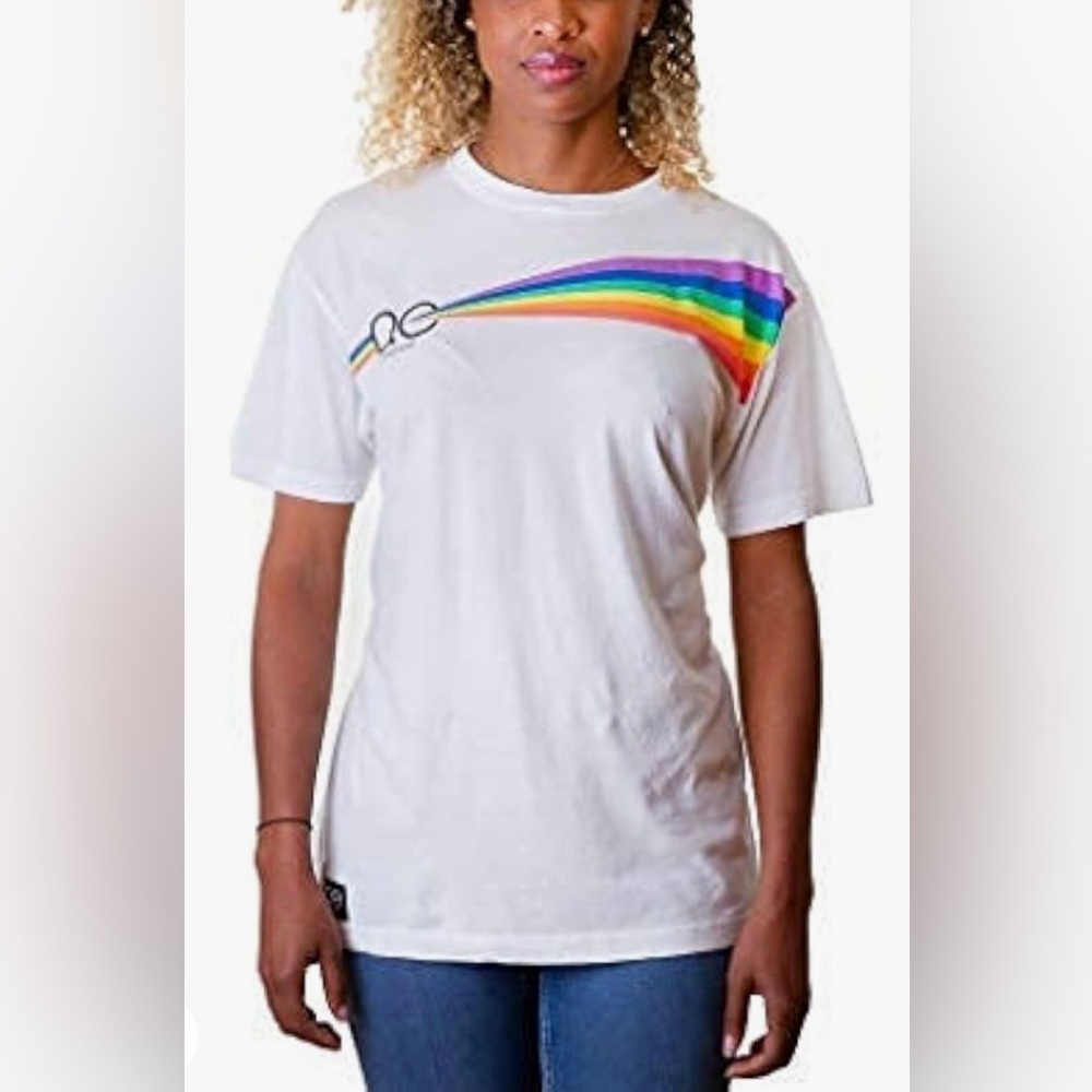 🏳️‍🌈NWT! QE Unisex Rainbow Prism Tshirt